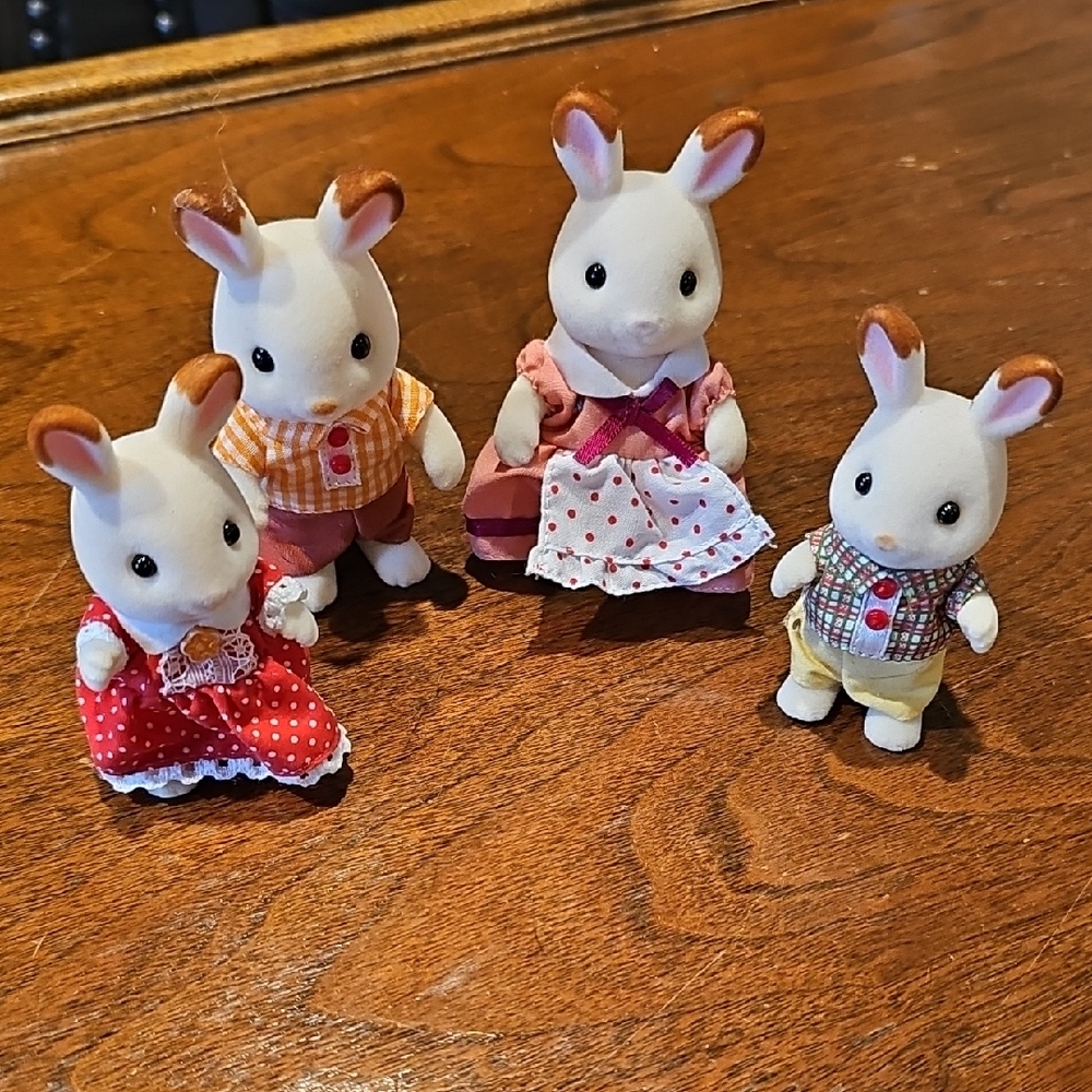 Calico Critters Chocolate Rabbit Family And Furniture